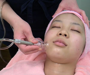 顔そり　エステ　毛穴皮脂の吸引